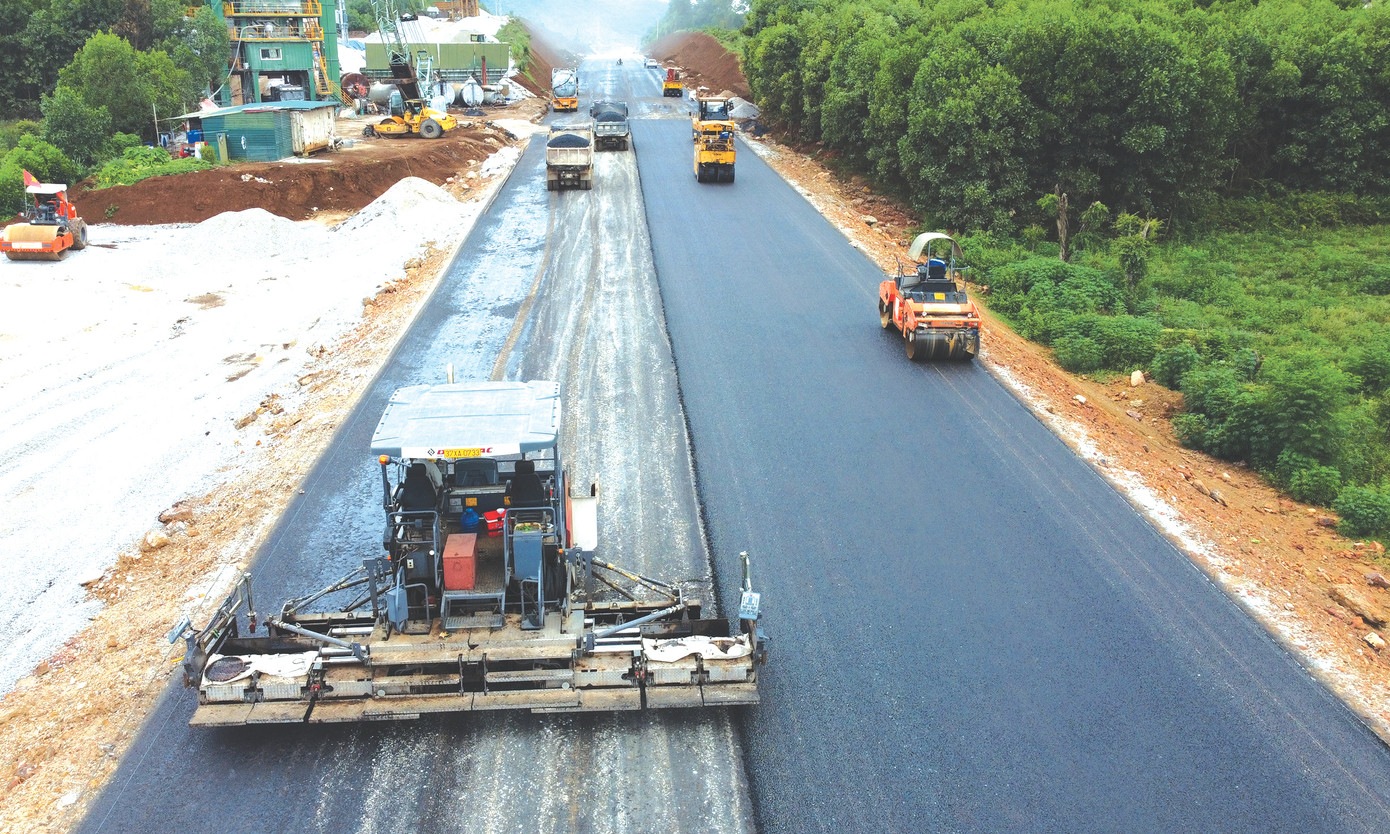 Cấp tập thảm nhựa mặt đường tại một số gói thầu đến tháng 7 mới xử lý xong nền đất yếu