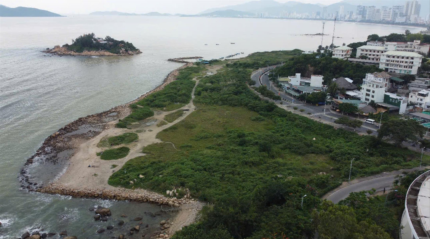 Khu “đất vàng” rộng hơn 10 ha nằm ven biển của dự án Nha Trang Sao bị bỏ hoang hơn 4 năm qua. Ảnh: L.H
