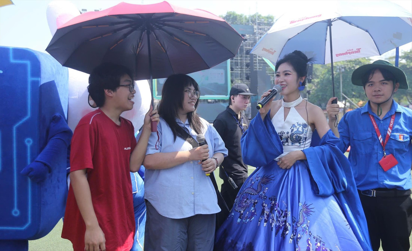 Ca sĩ Hà Myo mời khán giả hát xẩm tại chương trình biểu diễn sáng 5/10. Ảnh: DUY PHẠM