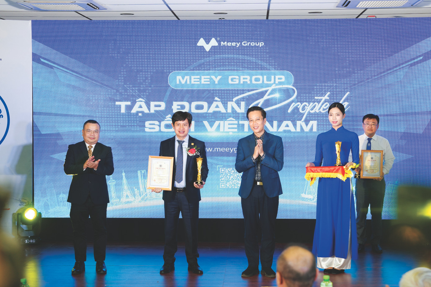 Là doanh nghiệp startup tiên phong trong lĩnh vực chuyển đổi số bất động sản, Meey Group thời gian qua đã đạt liên tiếp nhiều giải thưởng lớn trong nước và quốc tế Là doanh nghiệp startup tiên phong trong lĩnh vực chuyển đổi số bất động sản, Meey Group thời gian qua đã đạt liên tiếp nhiều giải thưởng lớn trong nước và quốc tế