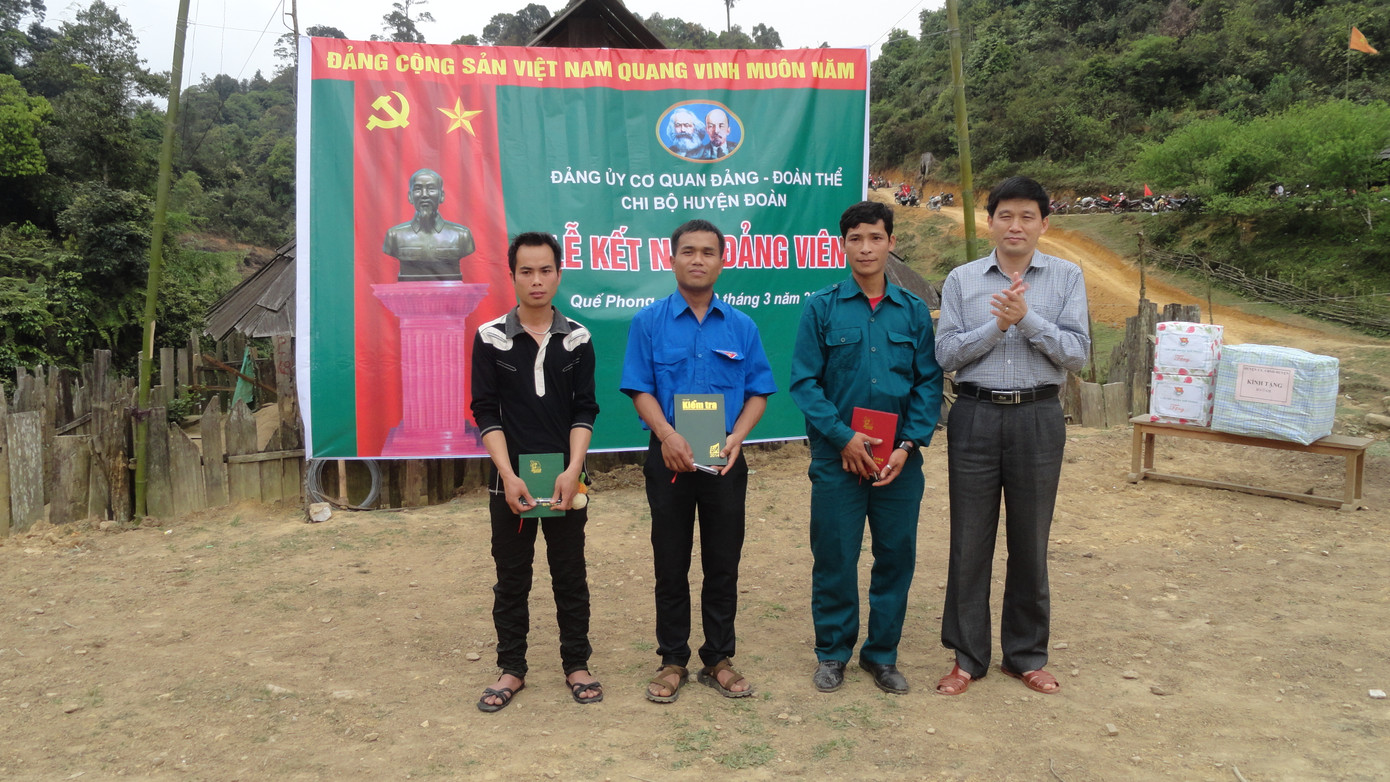 Mong Văn Tình (thứ hai từ trái sang) được kết nạp Đảng vào năm 2014 Mong Văn Tình (thứ hai từ trái sang) được kết nạp Đảng vào năm 2014