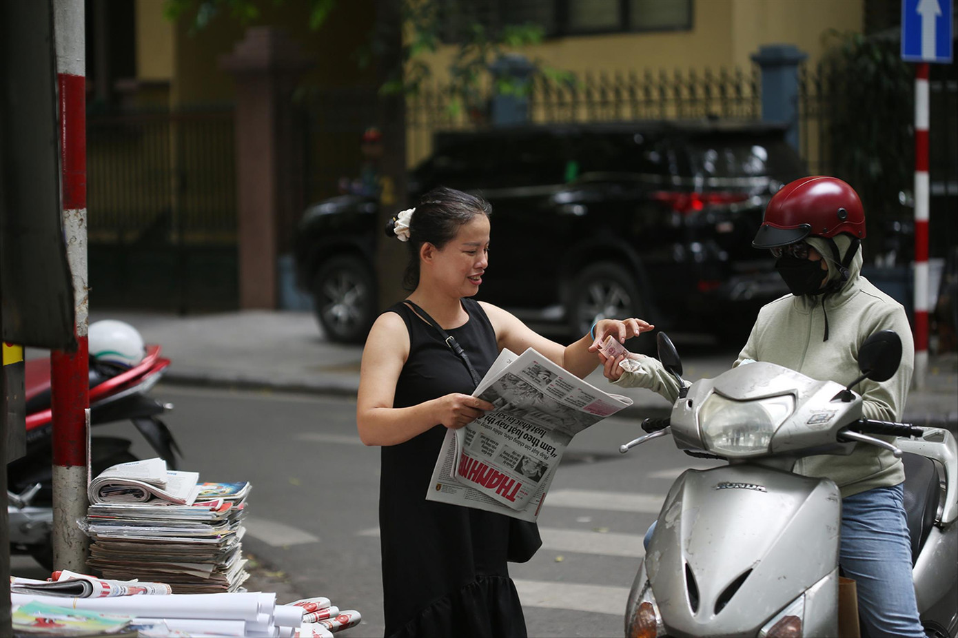 Chị Hường bán báo và tờ lịch thi đấu Euro 2024 cho khách. Ảnh: Trường Phong Chị Hường bán báo và tờ lịch thi đấu Euro 2024 cho khách. Ảnh: Trường Phong