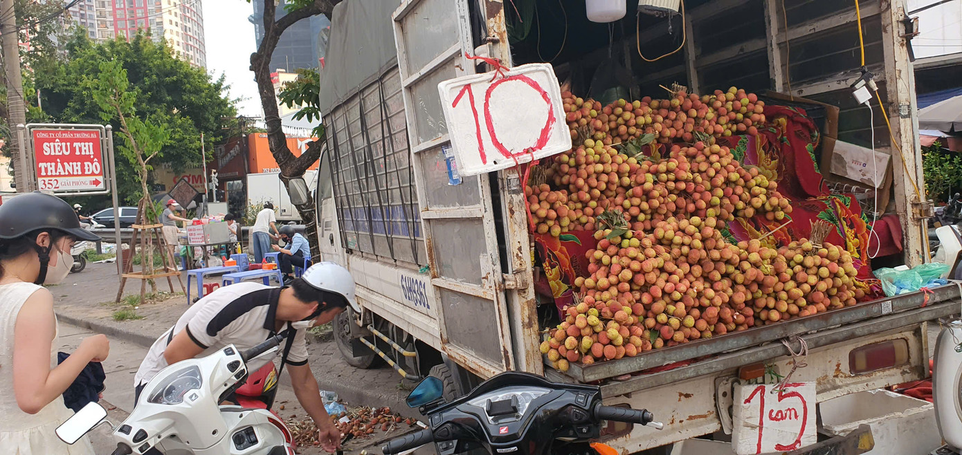Bạn trẻ lựa mua vải đầu mùa. Bạn trẻ lựa mua vải đầu mùa.