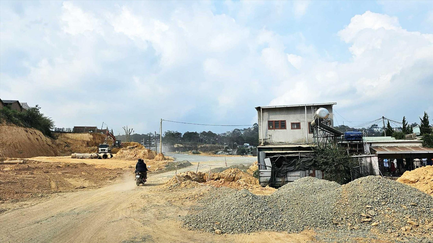 Ách tắc trong việc giải tỏa nhà cửa làm chậm tiến độ thi công đường vành đai TP Đà Lạt