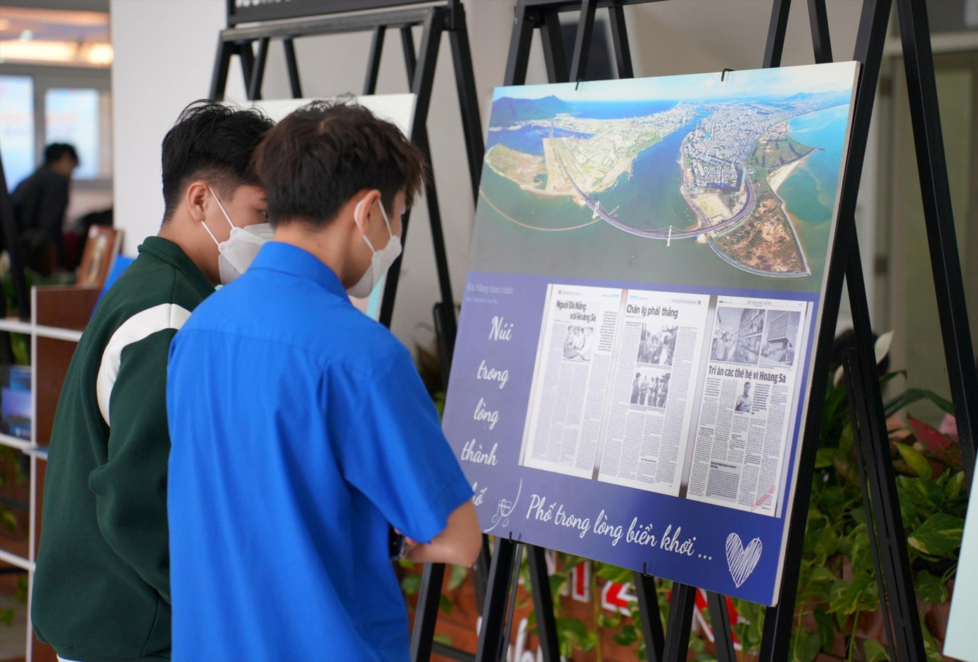 Sinh viên ĐH Đông Á với triển lãm và tuyên truyền biển đảo “Tuổi trẻ với biển đảo quê hương” tại trường. Sinh viên ĐH Đông Á với triển lãm và tuyên truyền biển đảo “Tuổi trẻ với biển đảo quê hương” tại trường.