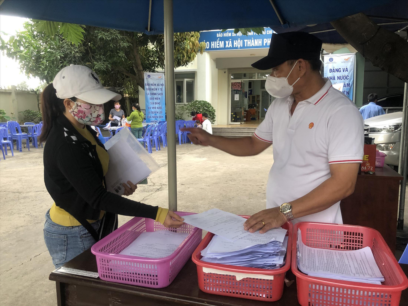 Người lao động làm hồ sơ tại Bảo hiểm xã hội TP Thủ Đức. Ảnh: U.P Người lao động làm hồ sơ tại Bảo hiểm xã hội TP Thủ Đức. Ảnh: U.P