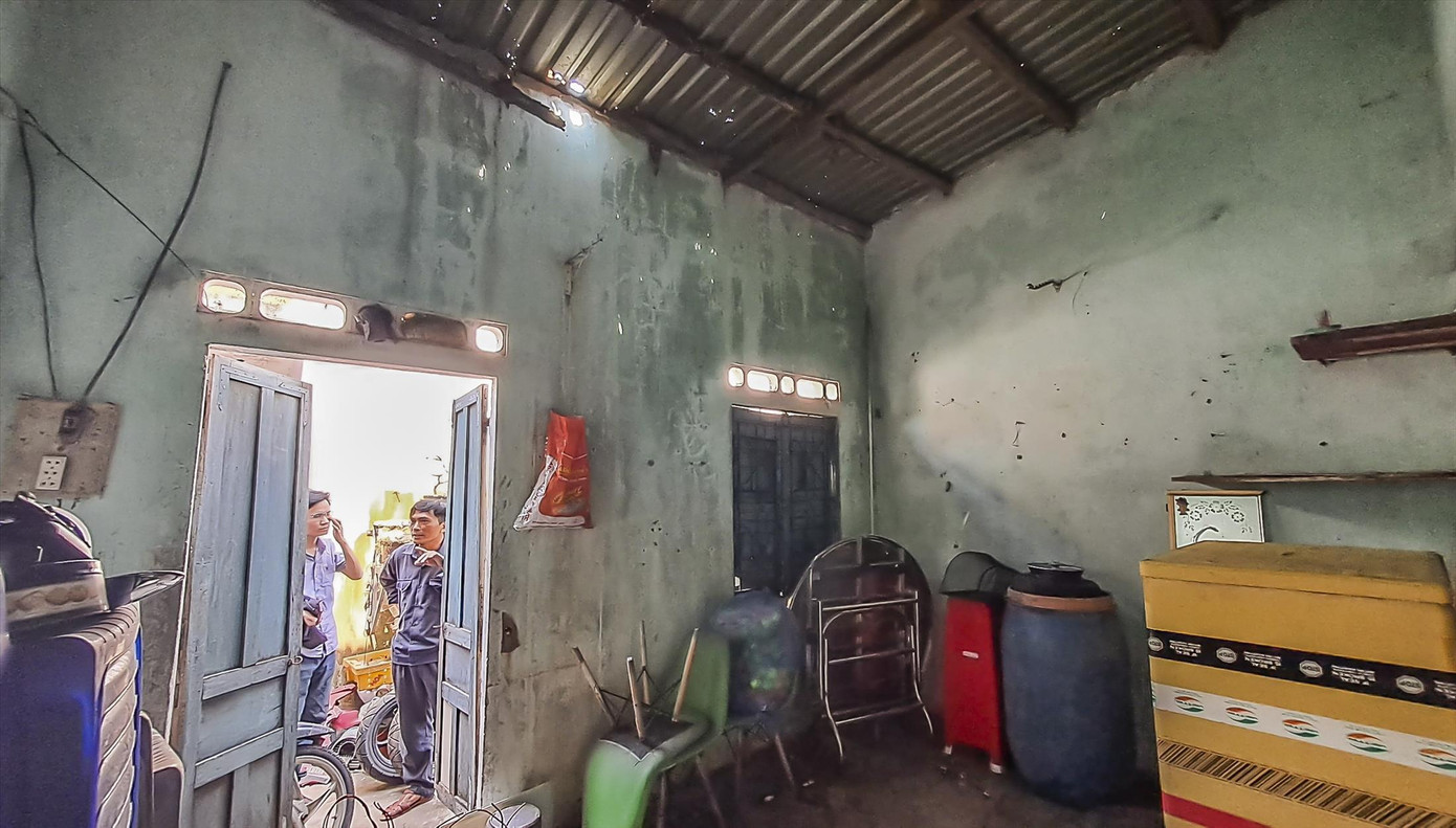 Căn nhà bị xuống cấp nghiêm trọng của ông Võ Văn Hải (47 tuổi), nhưng không thể sửa chữa để ở. Ảnh: Trương Định