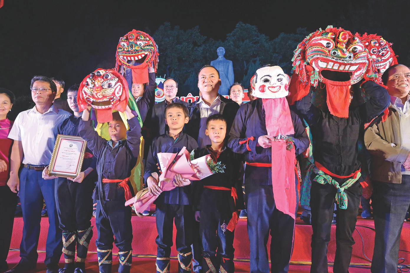 Tôn vinh các thế hệ gìn giữ múa sư tử mèo. Ảnh: Duy Chiến