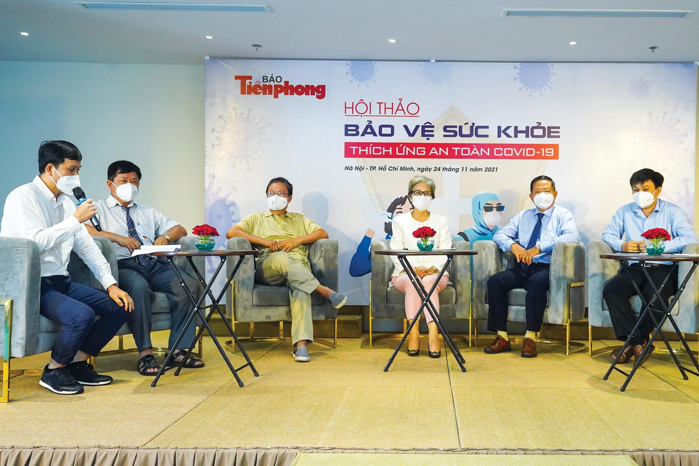 BS Trương Hữu Khanh tham gia tư vấn trong Hội thảo Bảo vệ sức khỏe thích ứng an toàn COVID-19 do báo Tiền Phong tổ chức. Ảnh: Phạm Nguyễn BS Trương Hữu Khanh tham gia tư vấn trong Hội thảo Bảo vệ sức khỏe thích ứng an toàn COVID-19 do báo Tiền Phong tổ chức. Ảnh: Phạm Nguyễn