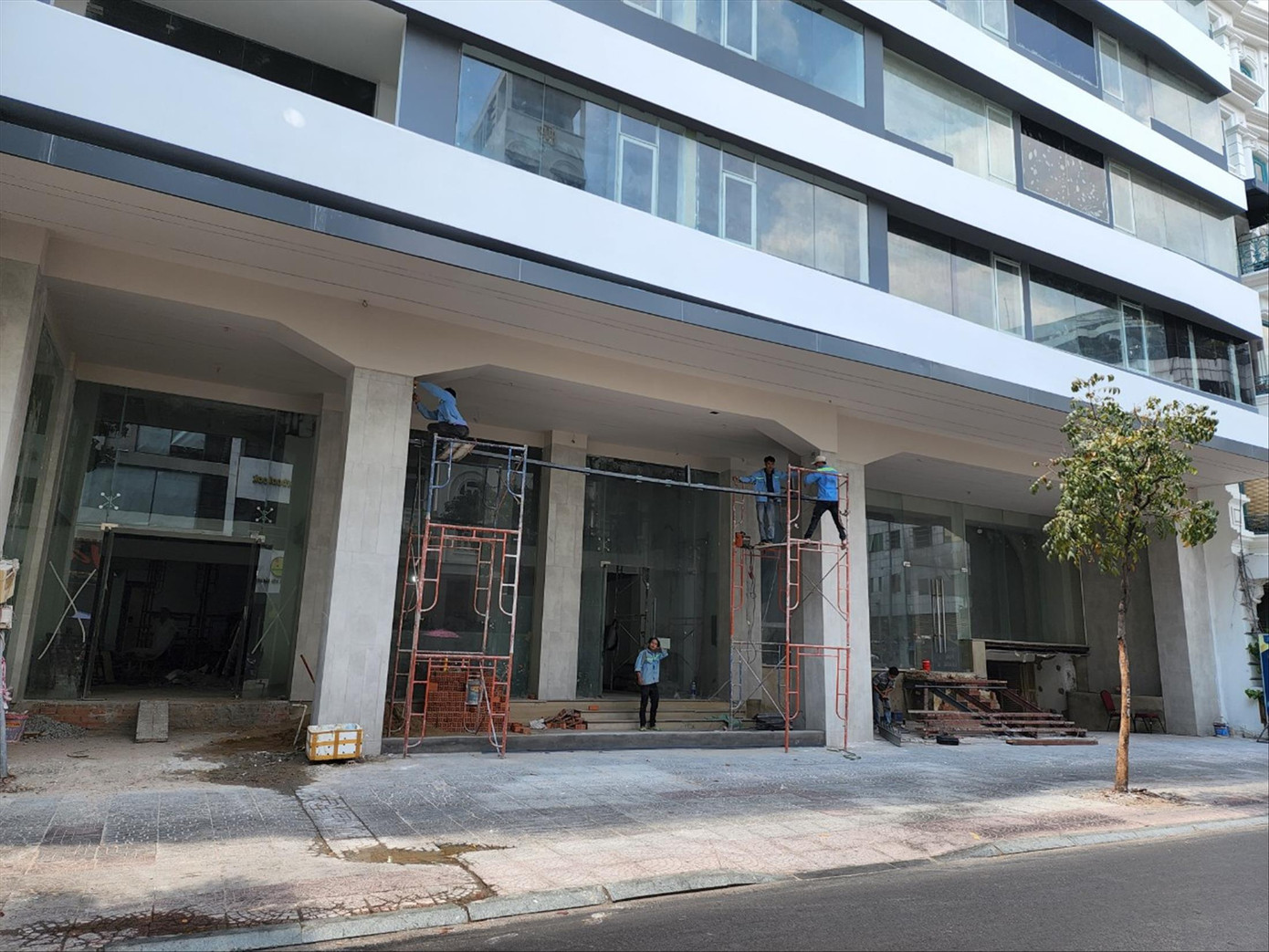 Khách sạn 4 sao Lavender từng rất đông khách nhờ vị trí đẹp ngay ngã 4 Lý Tự Trọng và Trương Định, quận 1 đang được xây sửa để làm cao ốc văn phòng. Khách sạn 4 sao Lavender từng rất đông khách nhờ vị trí đẹp ngay ngã 4 Lý Tự Trọng và Trương Định, quận 1 đang được xây sửa để làm cao ốc văn phòng.