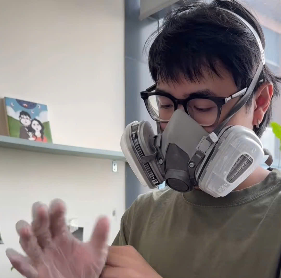 Bùi Thịnh Đa trong quá trình chế tạo búp bê Bùi Thịnh Đa trong quá trình chế tạo búp bê