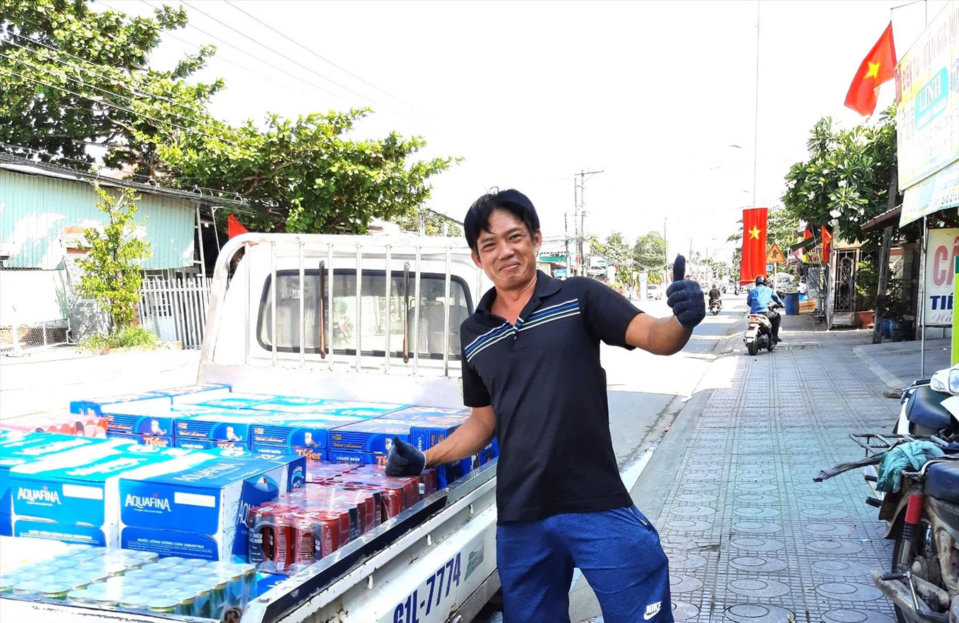 Ngoài thời gian làm tài xế, anh Nguyễn Hữu Hiệp chạy xe đi hút đinh Ngoài thời gian làm tài xế, anh Nguyễn Hữu Hiệp chạy xe đi hút đinh