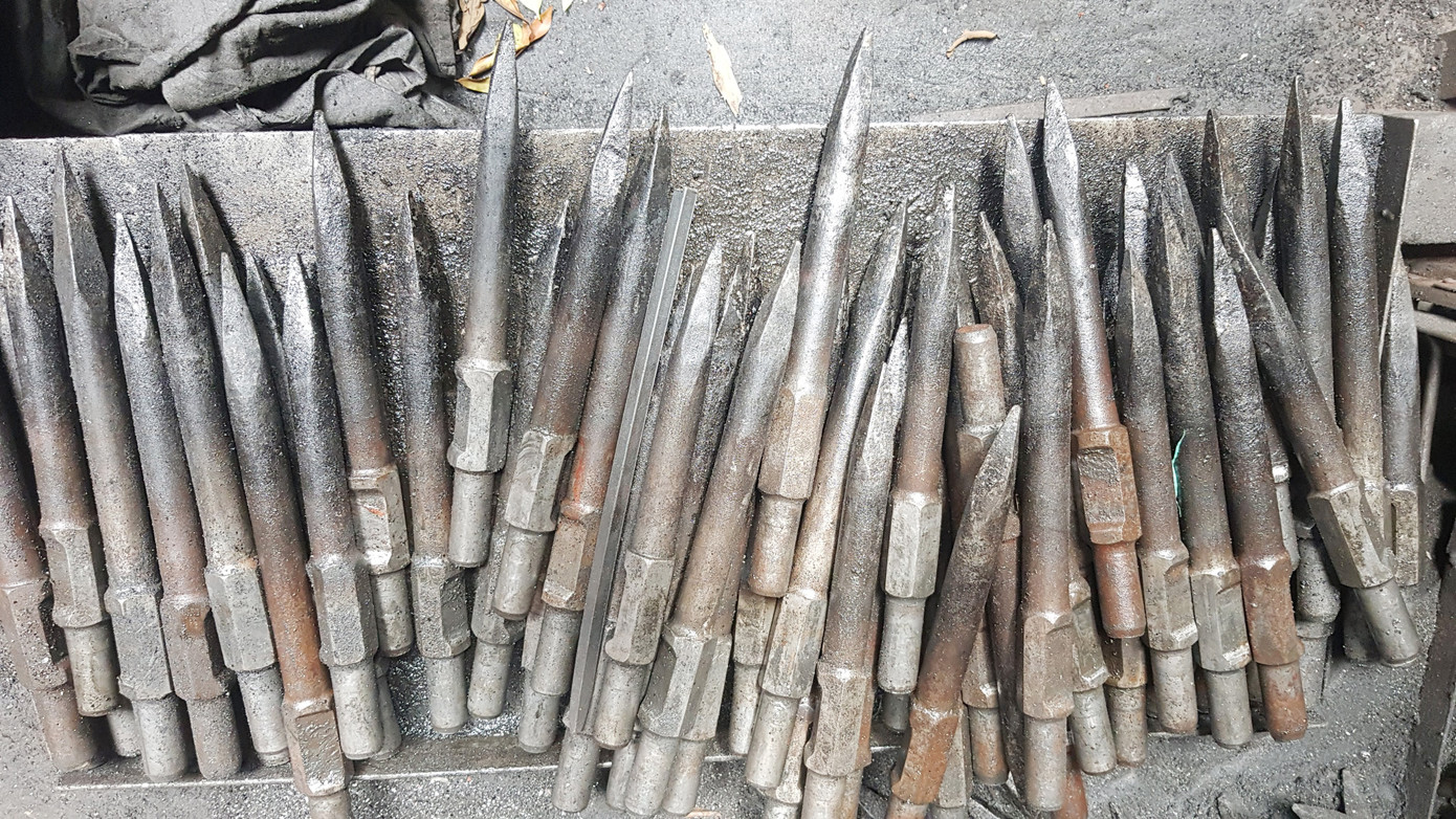 Những chiếc đục được ông Hùng làm xong. Ảnh: KIẾN NGHĨA