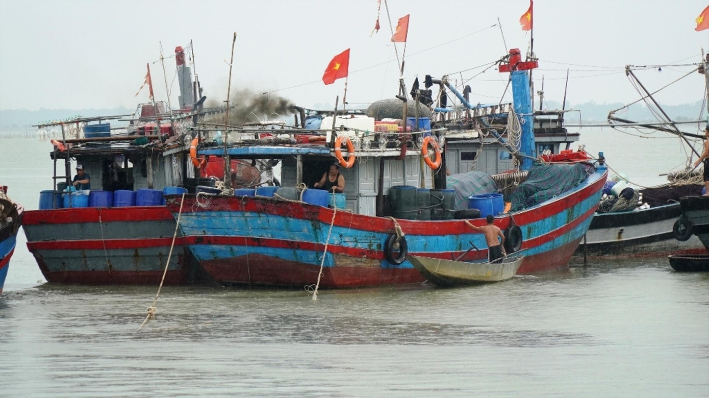Ngư dân TT-Huế gặp nhiều khó khăn khi bắt đầu vụ cá nam 2022 do giá nhiên liệu tăng cao, ảnh hưởng dịch bệnh, thiếu hụt nhân lực đi biển. Ảnh: Ngọc Văn Ngư dân TT-Huế gặp nhiều khó khăn khi bắt đầu vụ cá nam 2022 do giá nhiên liệu tăng cao, ảnh hưởng dịch bệnh, thiếu hụt nhân lực đi biển. Ảnh: Ngọc Văn
