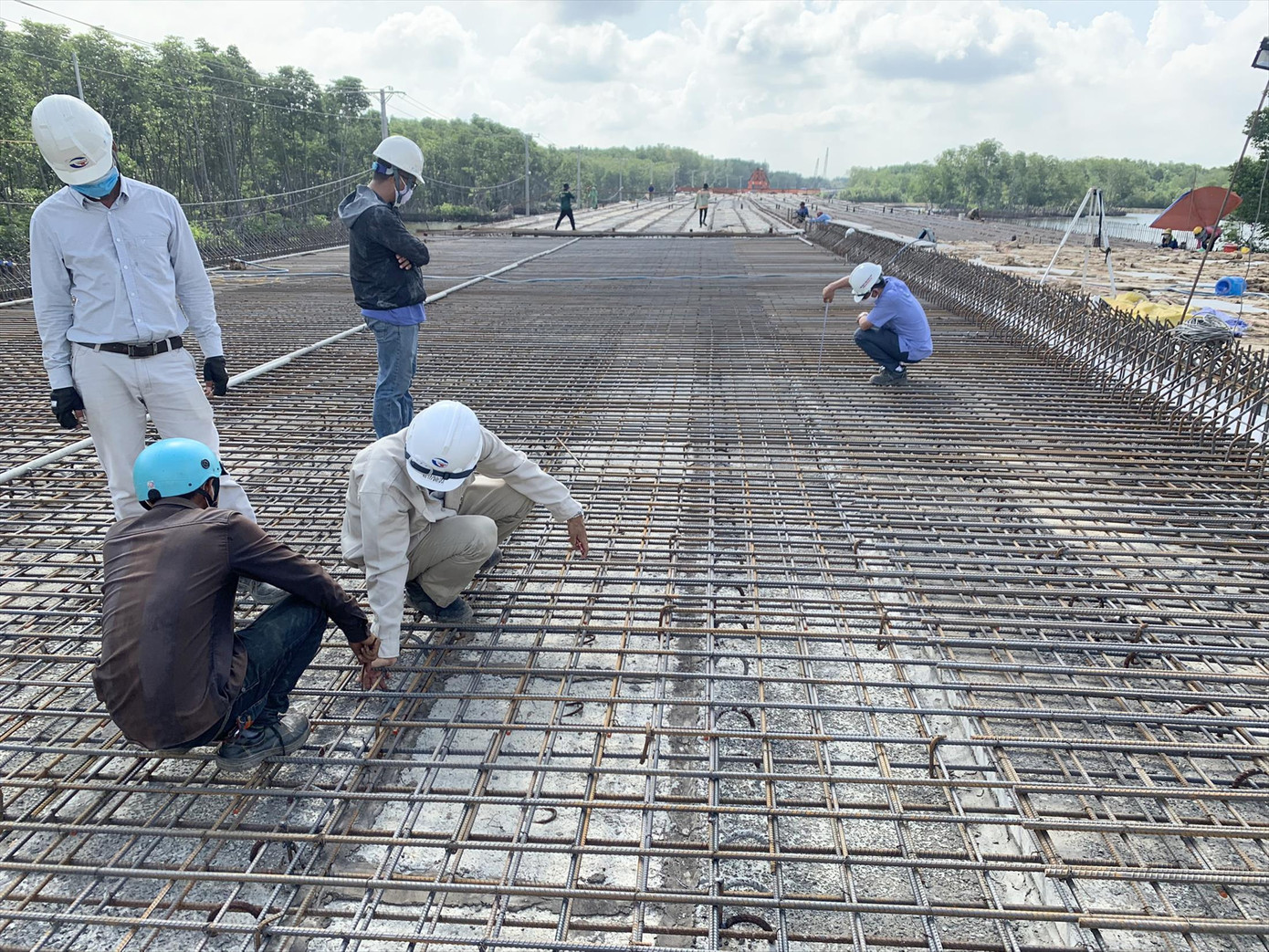 Nhà thầu thi công trở lại 2/11 gói thầu chính của dự án cao tốc Bến Lức - Long Thành sau thời gian dàitạm dừng (thi công gói thầu A5 và A7). Ảnh: VEC Nhà thầu thi công trở lại 2/11 gói thầu chính của dự án cao tốc Bến Lức - Long Thành sau thời gian dàitạm dừng (thi công gói thầu A5 và A7). Ảnh: VEC