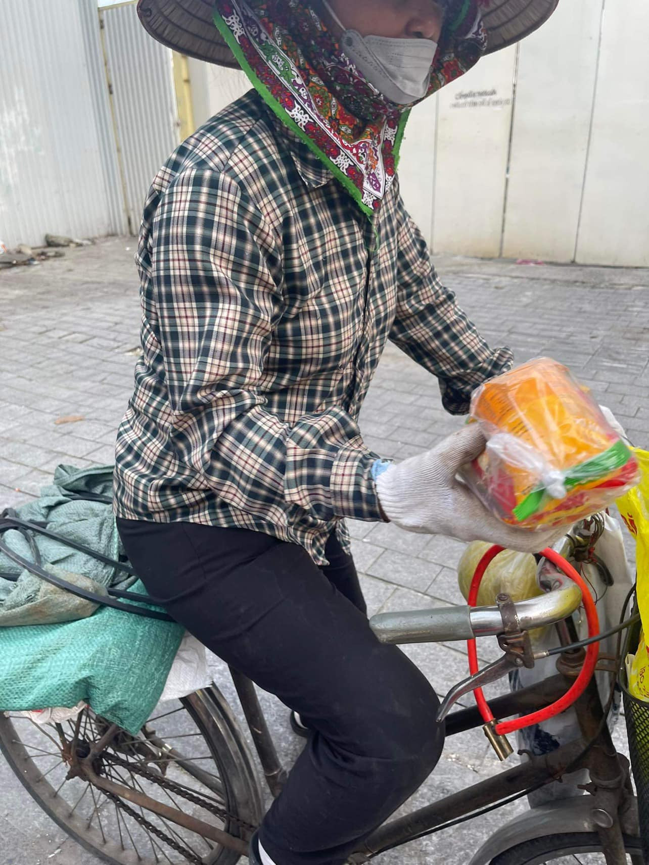 Theo khảo sát hiện có khoảng 30 nhóm từ thiện thường xuyên đi tặng quà cho người vô gia cư ở Hà Nội