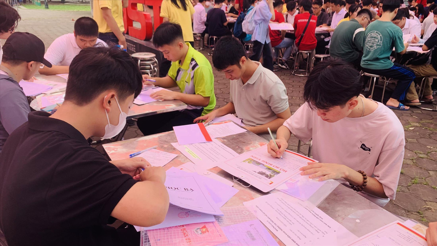 Tân sinh viên nhập học ĐH Bách khoa Hà Nội năm 2024. Ảnh: Nghiêm Huê