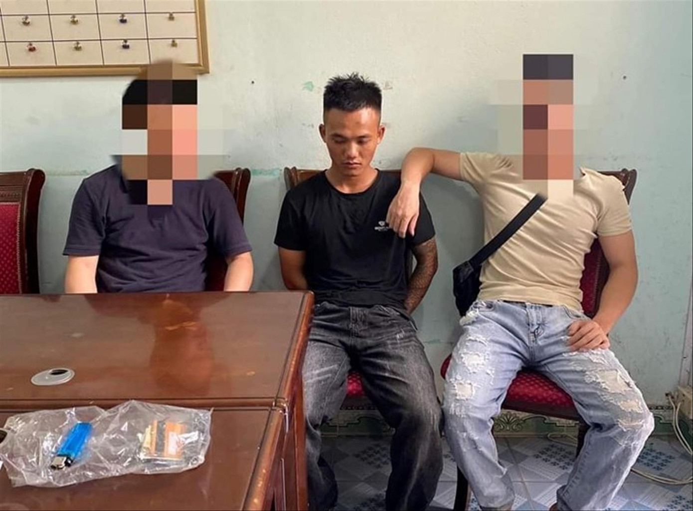 Nghi phạm Ch.V.Th bị bắt sau gần 12h lẩn trốn Nghi phạm Ch.V.Th bị bắt sau gần 12h lẩn trốn