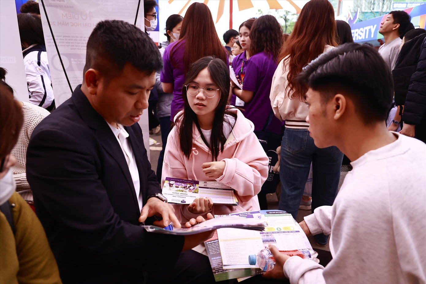 Thí sinh tìm hiểu thông tin tuyển sinh năm 2025. Ảnh: Như Ý Thí sinh tìm hiểu thông tin tuyển sinh năm 2025. Ảnh: Như Ý