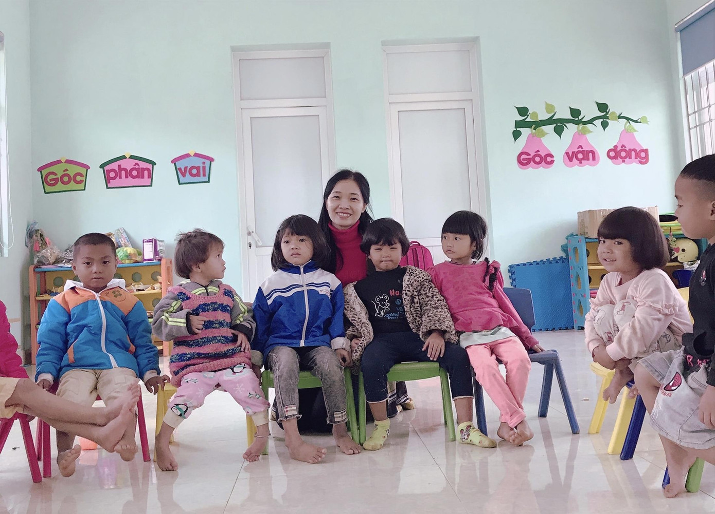 Cô giáo Tâm và các cháu mầm non trong lớp học khang trang
