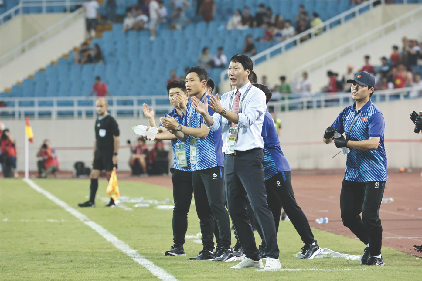 HLV Kim Sang-sik đang hướng đến bộ khung mới cho đội tuyển Việt Nam ở ASIAN Cup 2024. Ảnh: Như Ý HLV Kim Sang-sik đang hướng đến bộ khung mới cho đội tuyển Việt Nam ở ASIAN Cup 2024. Ảnh: Như Ý