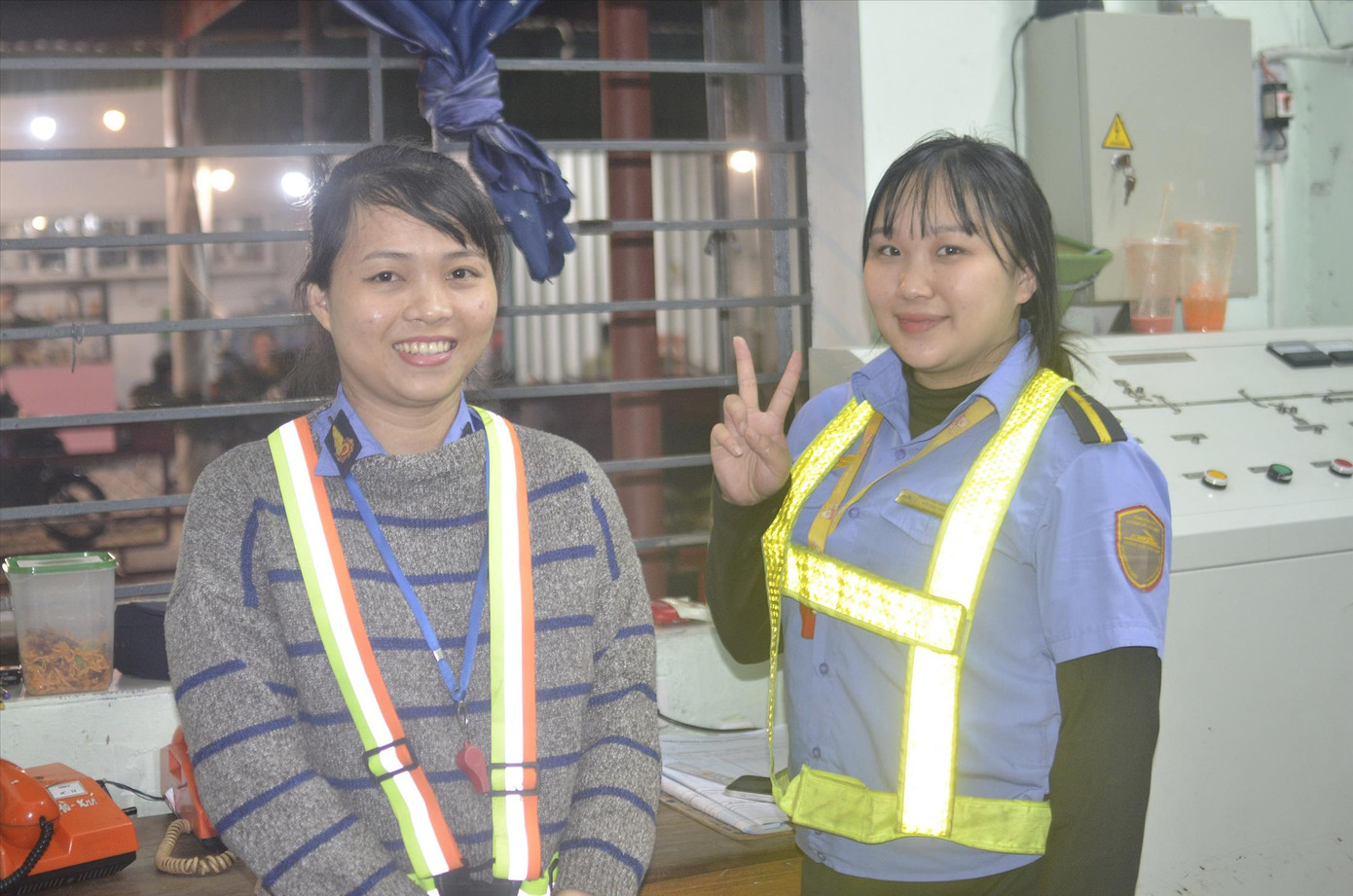 Các nữ gác chắn làm nhiệm vụ không kể ngày đêm.