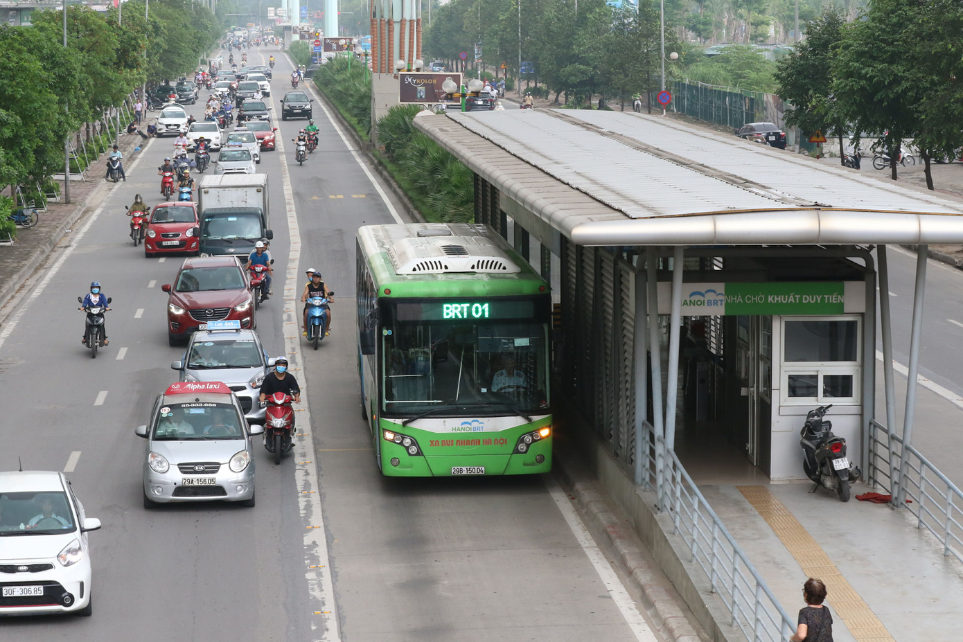 Xe buýt nhanh BRT hoạt động trên trục đường Lê Văn Lương, tuyến Kim Mã đi Hà Đông. Ảnh: Anh Trọng