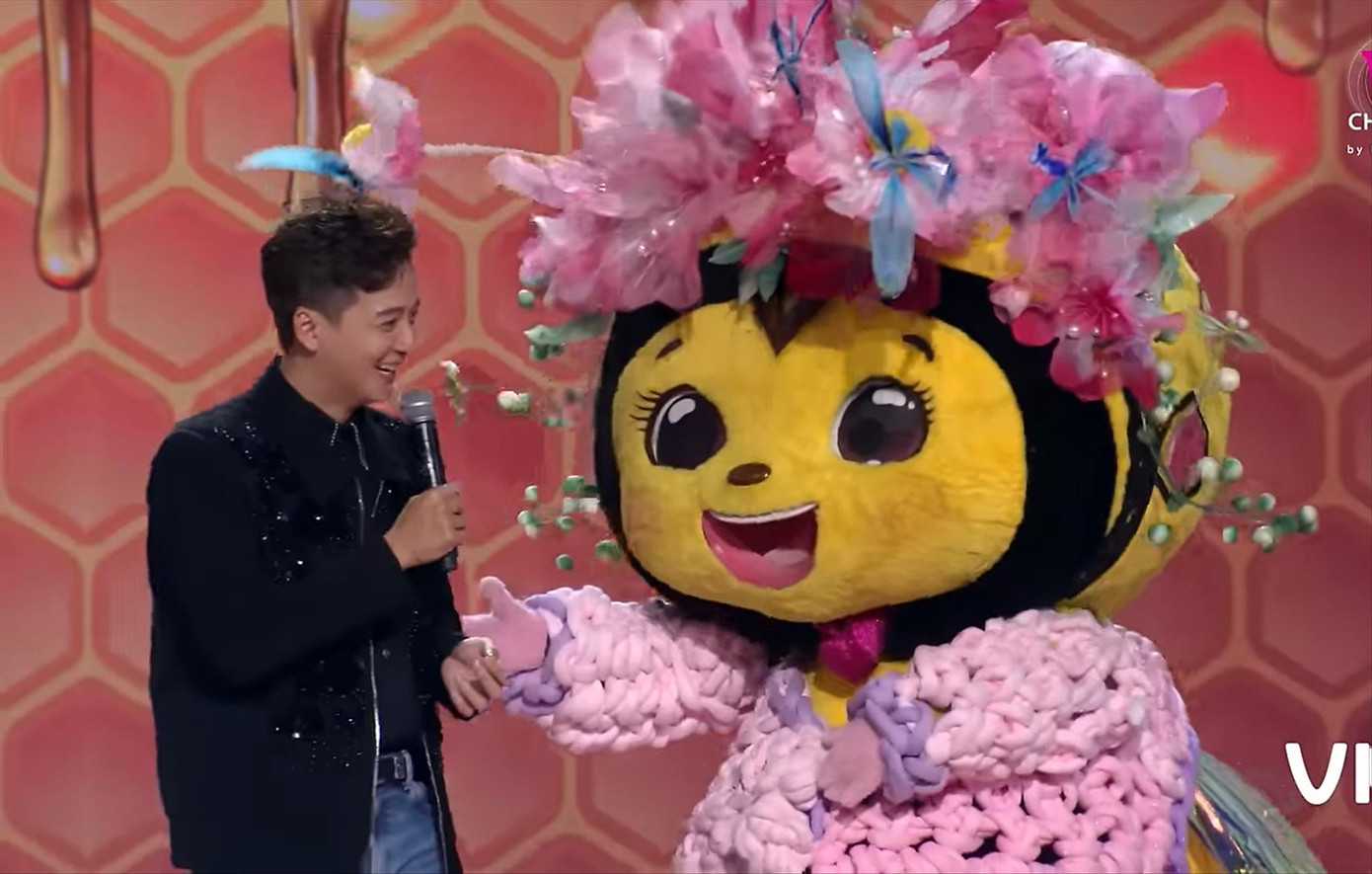 Ong Bây Bi vô tình lộ thân phận do chia sẻ về tâm lý mặc cảm của bản thân. Ảnh: CMH Ong Bây Bi vô tình lộ thân phận do chia sẻ về tâm lý mặc cảm của bản thân. Ảnh: CMH