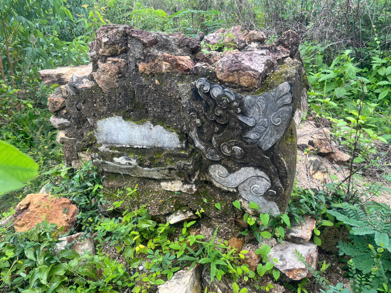 Hầu hết những tấm bia trên mộ cổ trên núi A Man đều bị đục đẽo và không còn lưu lại một dấu vết nào để ghi nhận thân thế người nằm trong mộ. Ảnh: LỮ HỒ Hầu hết những tấm bia trên mộ cổ trên núi A Man đều bị đục đẽo và không còn lưu lại một dấu vết nào để ghi nhận thân thế người nằm trong mộ. Ảnh: LỮ HỒ