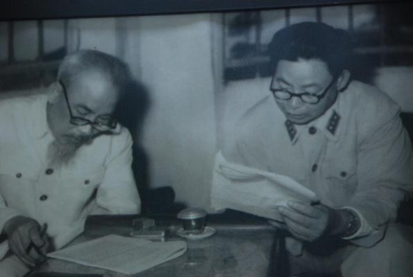 Bác Hồ với tướng Chu Văn Tấn. Ảnh: TL