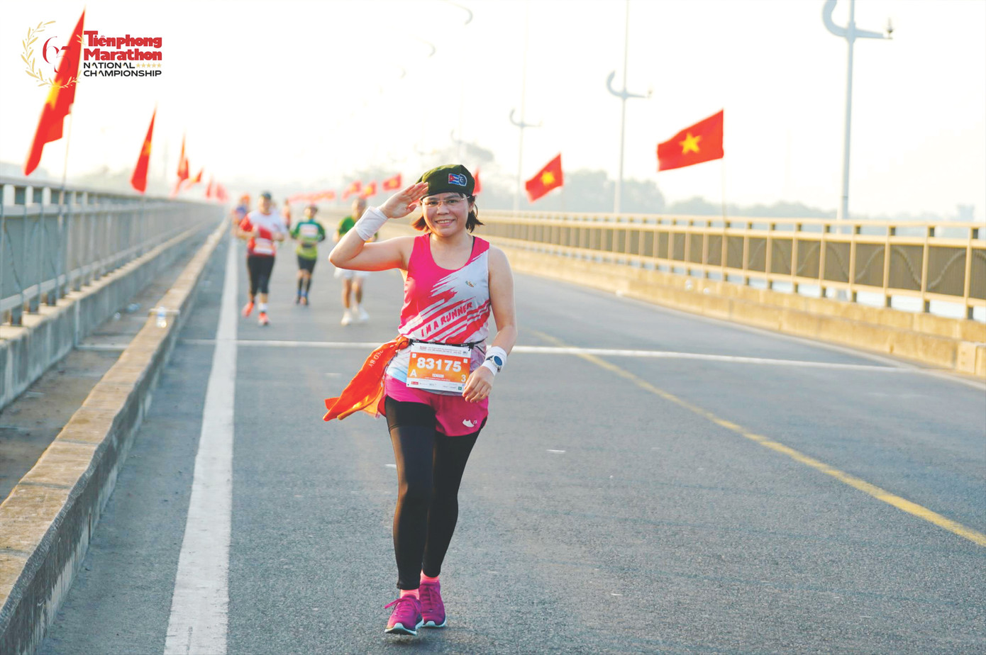 Chị Trần Thị Phượng xúc động khi chạy giữa hai hàng cờ Tổ quốc tại Tiền Phong Marathon Phú Yên Chị Trần Thị Phượng xúc động khi chạy giữa hai hàng cờ Tổ quốc tại Tiền Phong Marathon Phú Yên