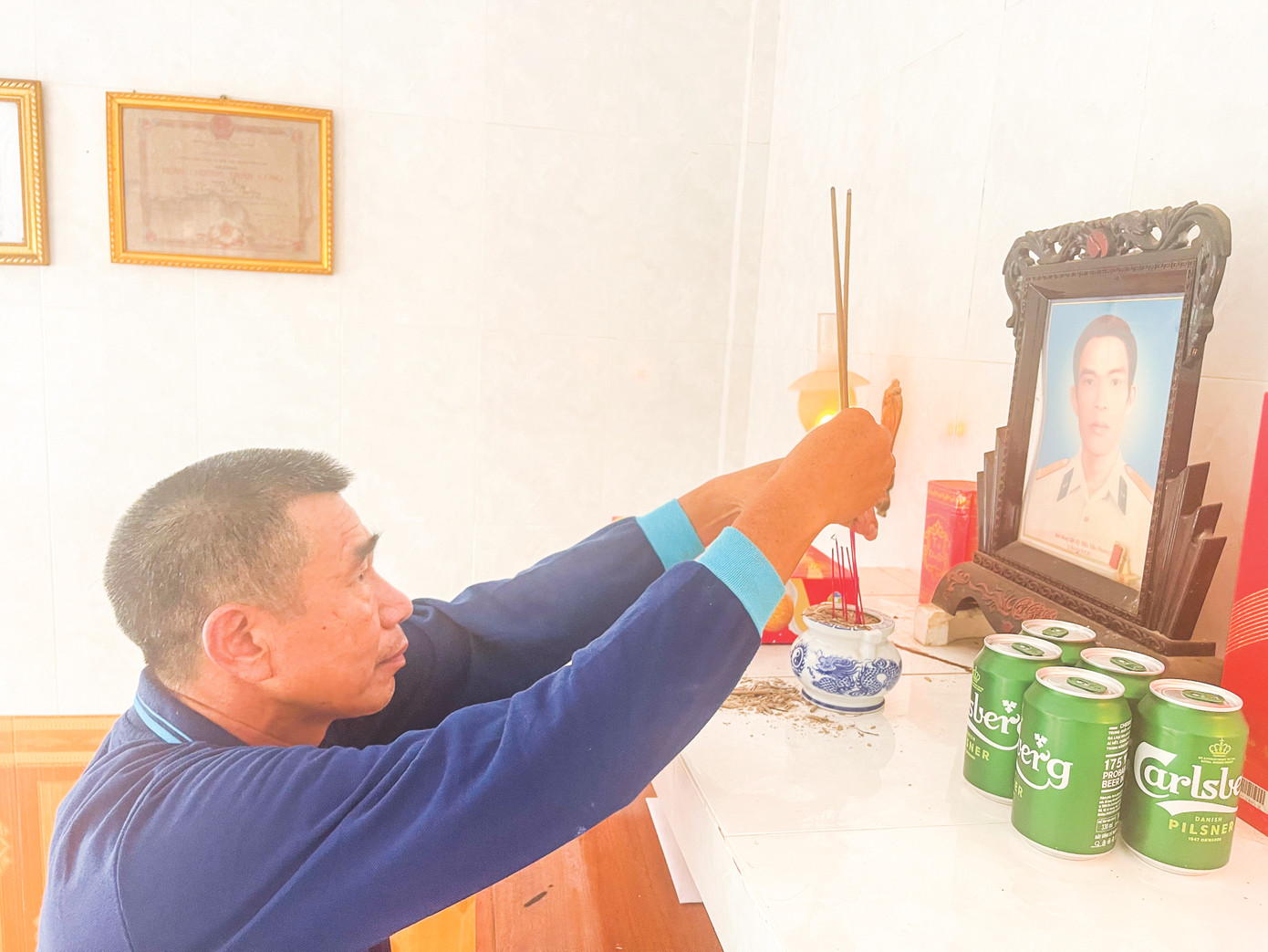 Ông Trần Văn Hồng, thắp hương lên bàn thờ anh trai mỗi khi về thăm nhà