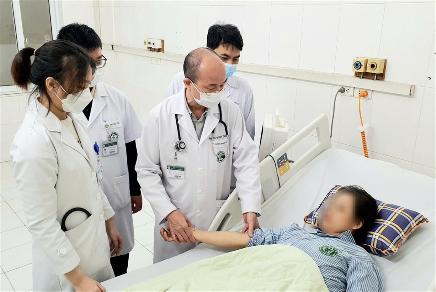 PGS.TS Đỗ Duy Cường thăm khám bệnh nhân mắc não mô cầu.