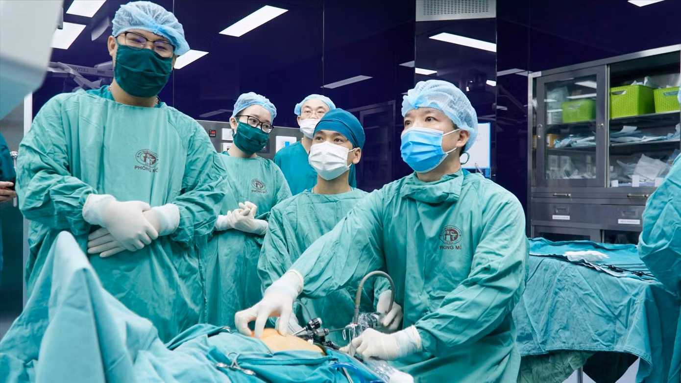 PGS.TS Trần Ngọc Sơn thực hiện ca mổ. PGS.TS Trần Ngọc Sơn thực hiện ca mổ.