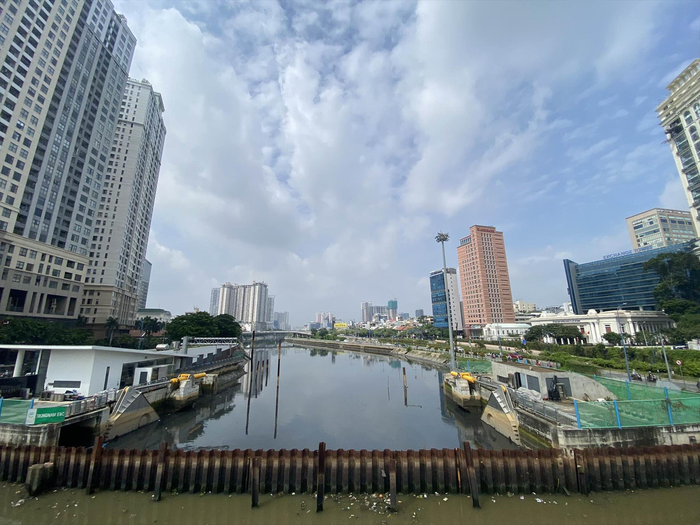 Cống kiểm soát triều cường khu vực Bến Nghé đang được nhà đầu tư kiến nghị TPHCM tháo gỡ khó khăn để thi công trở lại. Ảnh: Hữu Huy Cống kiểm soát triều cường khu vực Bến Nghé đang được nhà đầu tư kiến nghị TPHCM tháo gỡ khó khăn để thi công trở lại. Ảnh: Hữu Huy