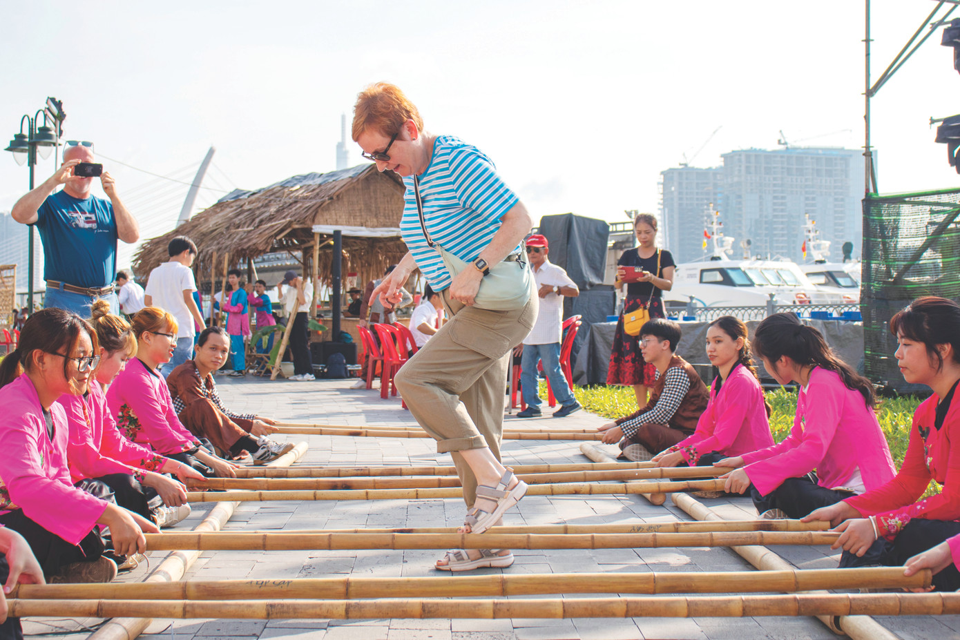 Khách nước ngoài trải nghiệm nhảy sạp trên Bến Bạch Đằng (Quận 1, TPHCM) Ảnh: P.V