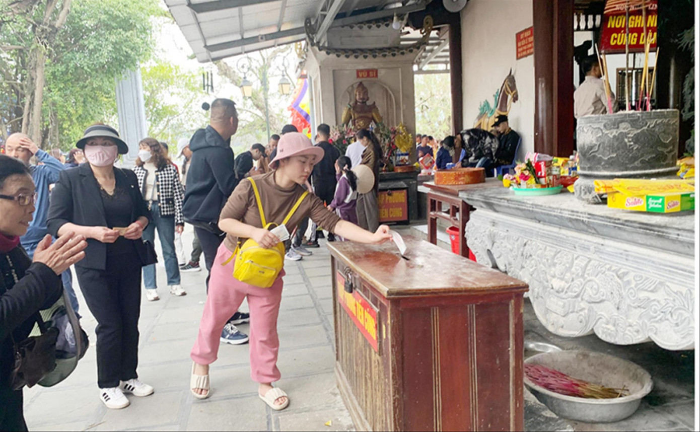 Nhiều trường hợp tiền công đức nhỏ lẻ khó thống kê ngay lập tức