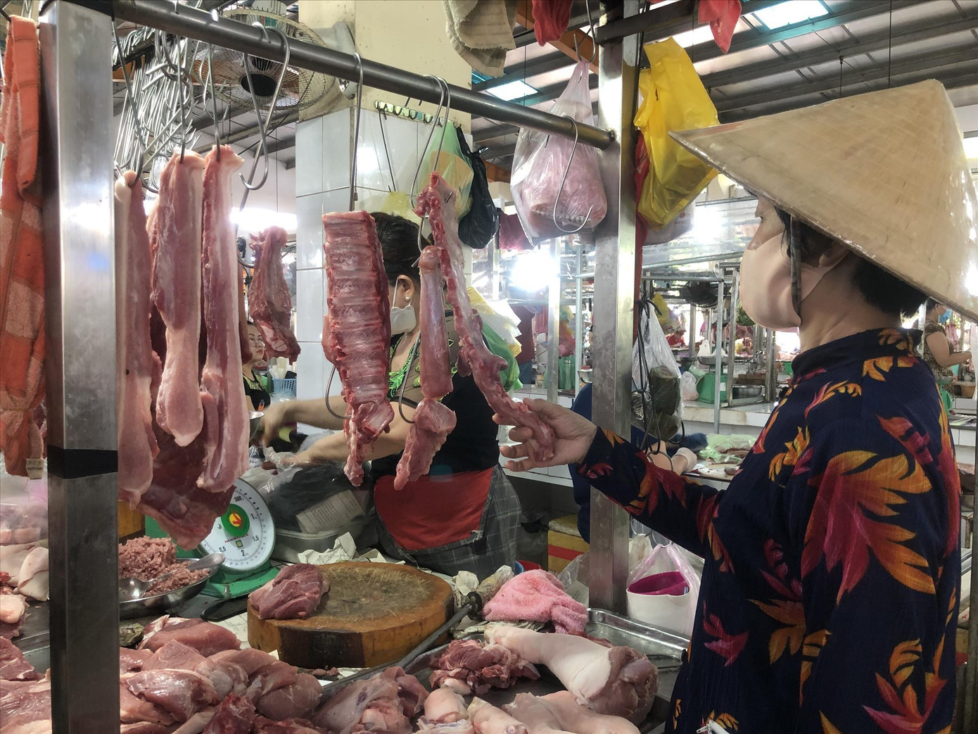 Nhiều mặt hàng tại chợ TPHCM vẫn neo ở mức giá cao, sức mua yếu