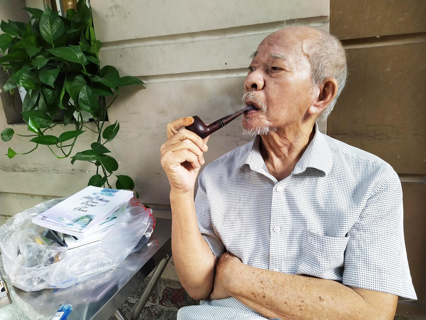 Thi sĩ Phạm Thiên Thư chỉ xem chơi tẩu là một thú vui. Ảnh: Trần Nguyễn Anh