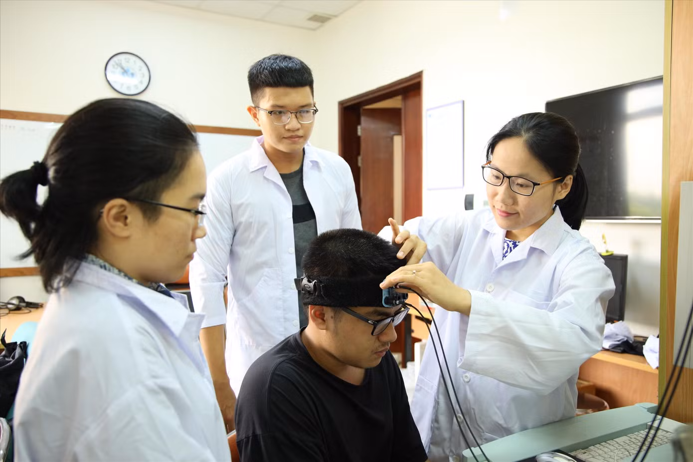 TS. Hà Thị Thanh Hương (ngoài cùng, bên phải), giảng viên ĐH Quốc tế làm thí nghiệm đo điện não cùng với nhóm nghiên cứu TS. Hà Thị Thanh Hương (ngoài cùng, bên phải), giảng viên ĐH Quốc tế làm thí nghiệm đo điện não cùng với nhóm nghiên cứu