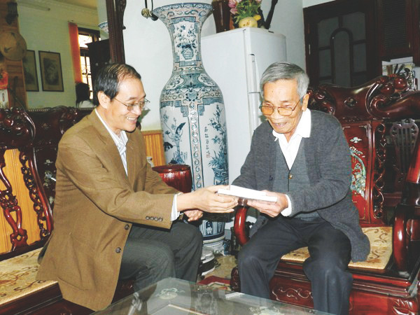 Nhà văn Nguyễn Huy Thắng, con trai nhà văn Nguyễn Huy Tưởng và cựu cán bộ Đoàn Trần Bình Lục (phải)