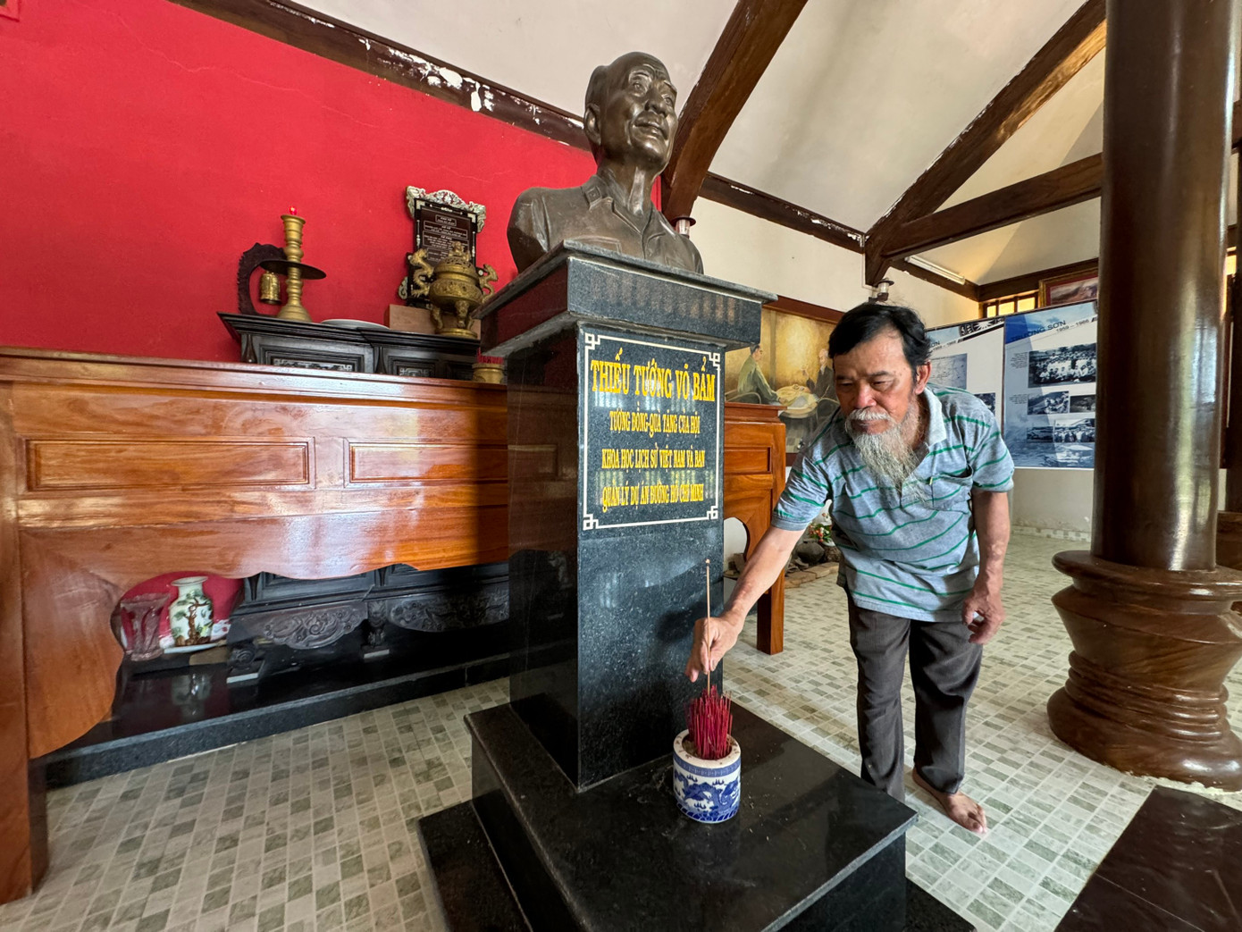 Ông Phạm Văn Tịnh người trông coi nhà lưu niệm Thiếu tướng Võ Bẩm. Ảnh: NN Ông Phạm Văn Tịnh người trông coi nhà lưu niệm Thiếu tướng Võ Bẩm. Ảnh: NN