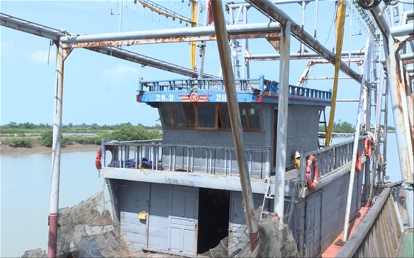 Một tàu cá 67 ở huyện Hậu Lộc (Thanh Hóa) xuống cấp, nằm bờ Ảnh: Hoàng Lam Một tàu cá 67 ở huyện Hậu Lộc (Thanh Hóa) xuống cấp, nằm bờ Ảnh: Hoàng Lam