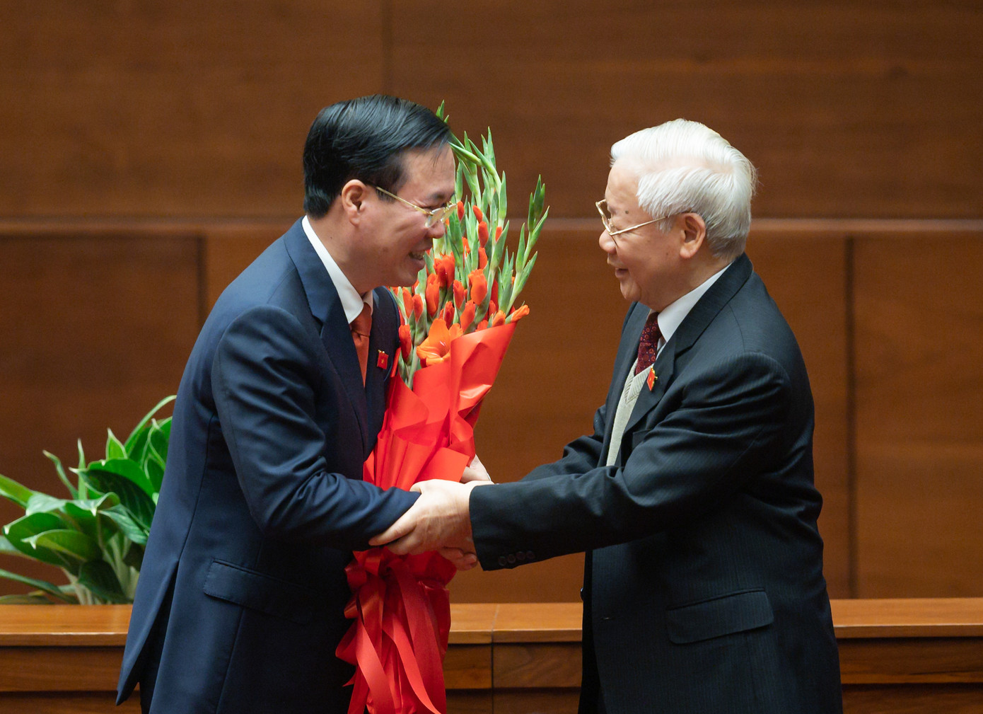 Tổng Bí thư Nguyễn Phú Trọng tặng hoa chúc mừng Chủ tịch nước Võ Văn Thưởng. Ảnh: Phạm Thắng Tổng Bí thư Nguyễn Phú Trọng tặng hoa chúc mừng Chủ tịch nước Võ Văn Thưởng. Ảnh: Phạm Thắng