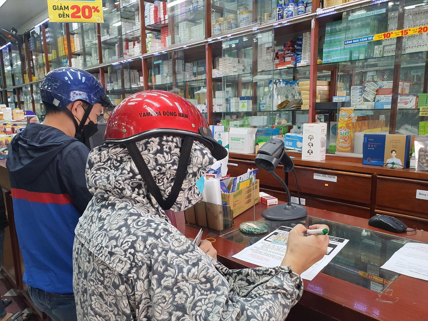 Mua thuốc điều trị COVID-19: Phải có chứng nhận F0... ảnh 1