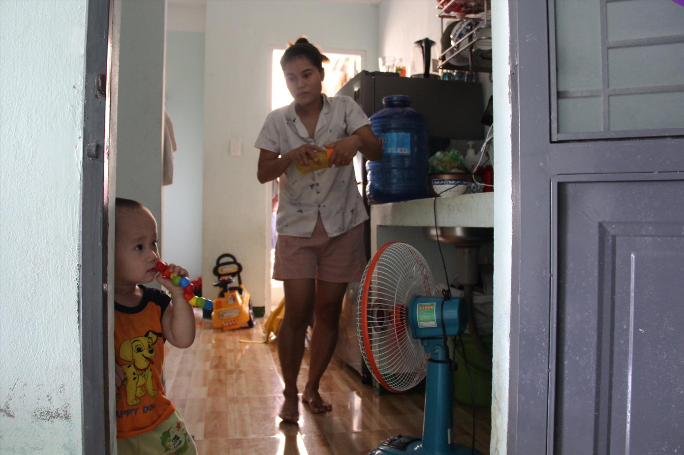 Sắp đón đứa giữa từ quê vào để đi học, chị My lo lắng xoay xở để gia đình 5 người có thể sinh hoạt trong không gian 16m2. Ảnh: Giang Thanh Sắp đón đứa giữa từ quê vào để đi học, chị My lo lắng xoay xở để gia đình 5 người có thể sinh hoạt trong không gian 16m2. Ảnh: Giang Thanh