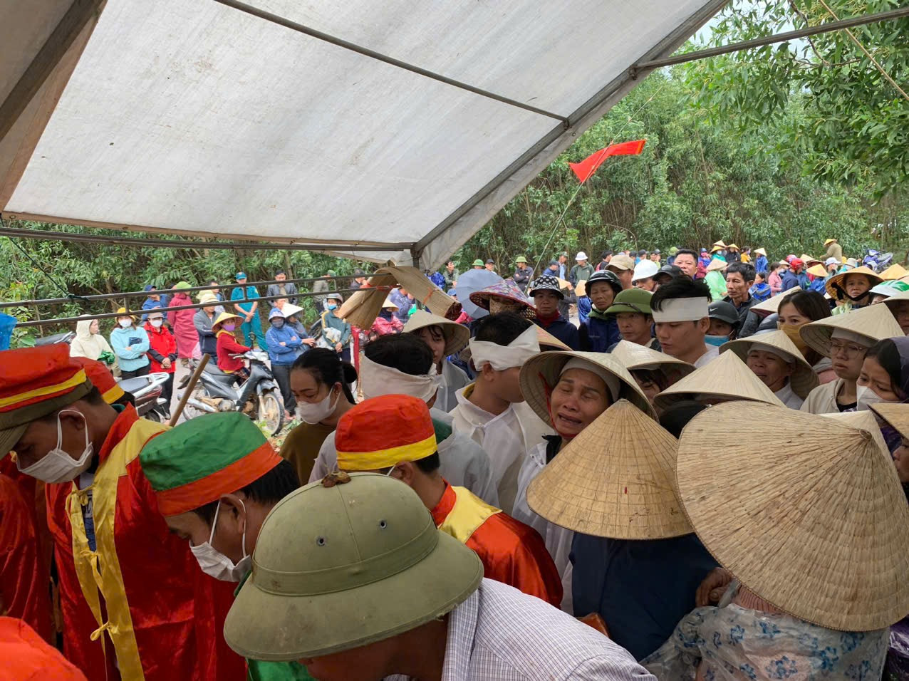 Hàng nghìn người dân đến tiễn đưa đoàn viên Lê Ngọc Hơn Hàng nghìn người dân đến tiễn đưa đoàn viên Lê Ngọc Hơn