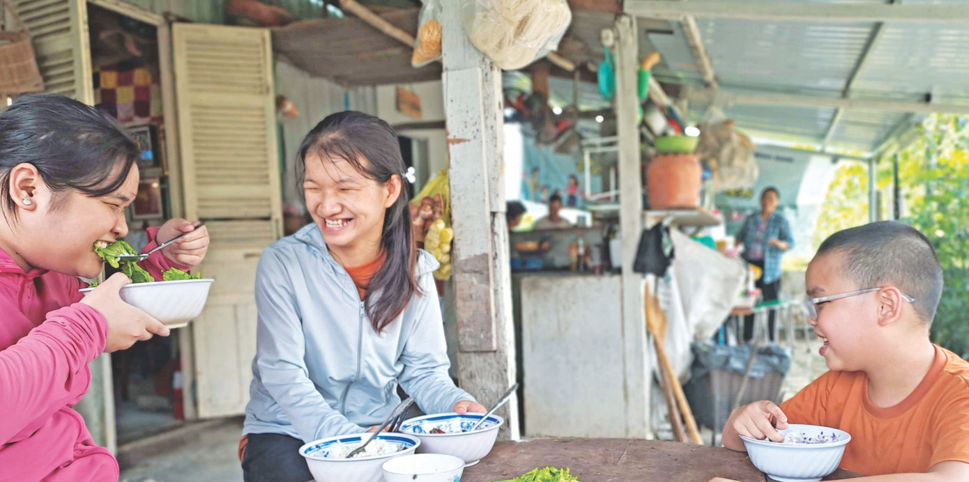 Nụ cười những đứa trẻ khuyết tật ở "mái nhà chung". Ảnh: Trương Định.