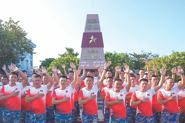 Đặt tay lên ngực hướng về cờ Tổ quốc và đồng thanh hát vang Quốc ca, các bạn trẻ trào dâng niềm tự hào về truyền thống đấu tranh giữ nước và dựng nước của dân tộc; nguyện tiếp bước cha anh “Tiến lên! Cùng tiến lên! Nước non Việt Nam ta vững bền”