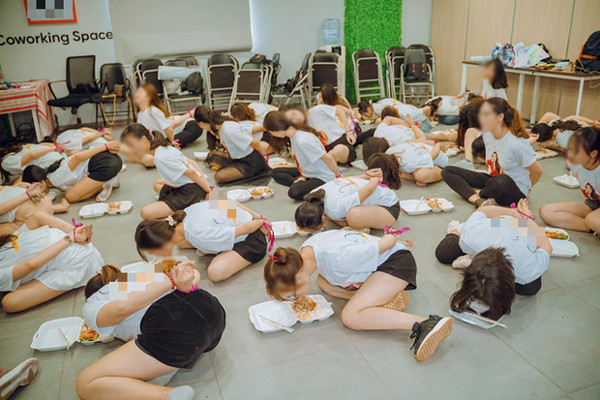 Một kiểu “đào tạo” bị lên án khác: Bắt ăn cơm trong tư thế trói tay Một kiểu “đào tạo” bị lên án khác: Bắt ăn cơm trong tư thế trói tay